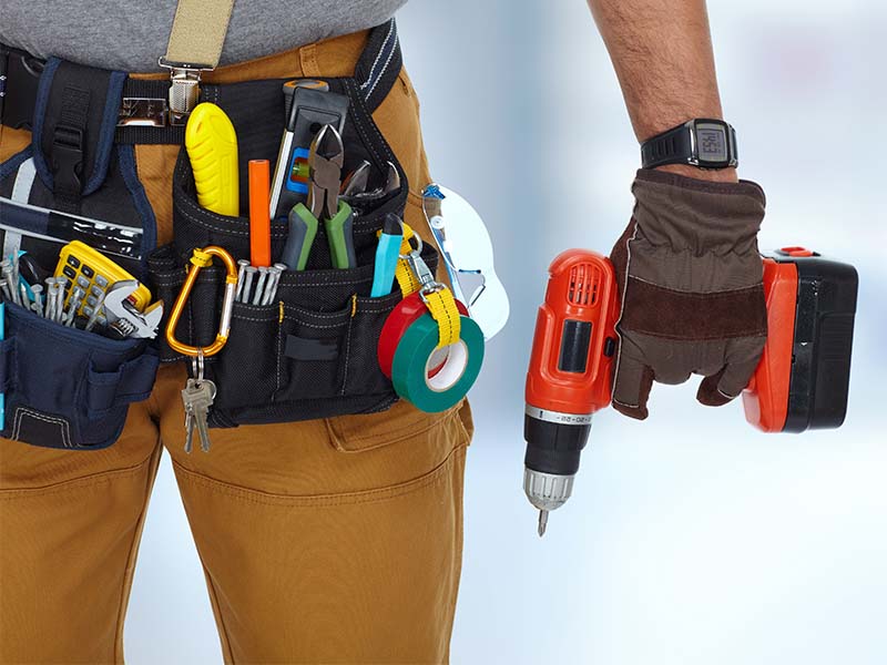 Montør står klar til at hjælpe med at montere skærmene for dig.